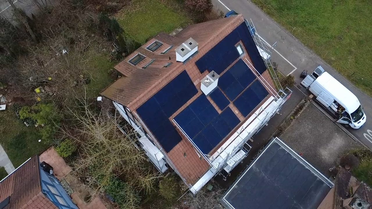 Solaranlage Montage auf Satteldach — AlpenEnergie Projekt Region Basel
