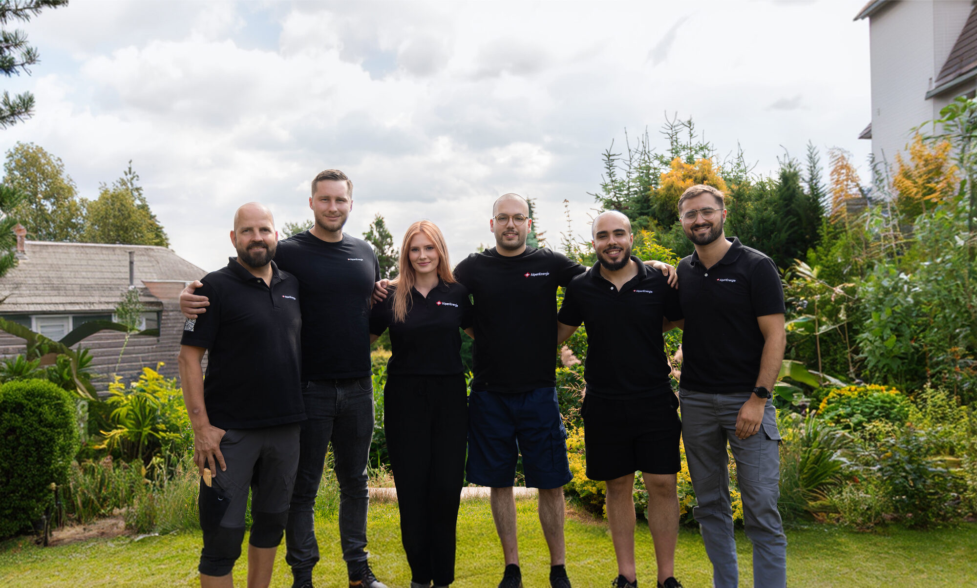 Das Montageteam von AlpenEnergie vor einem Einfamilienhaus