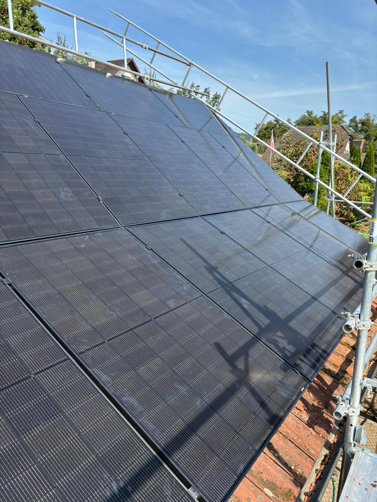 Solaranlage auf einem eingerüsteten Hausdach