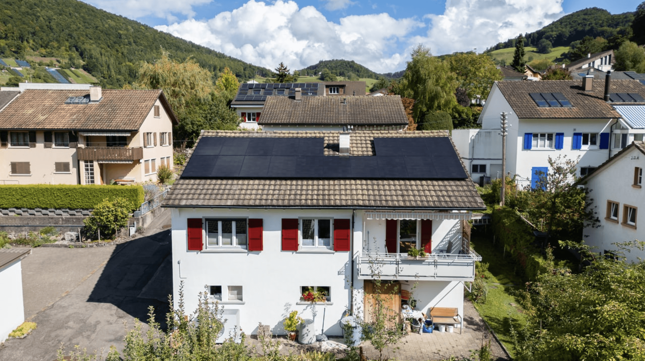 Luftaufnahme eines Wohnhauses mit Solaranlage