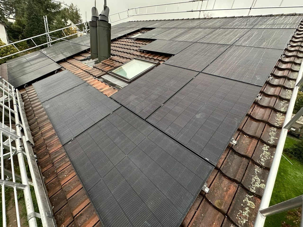 Solaranlage auf einem Ziegeldach mit Dachfenster