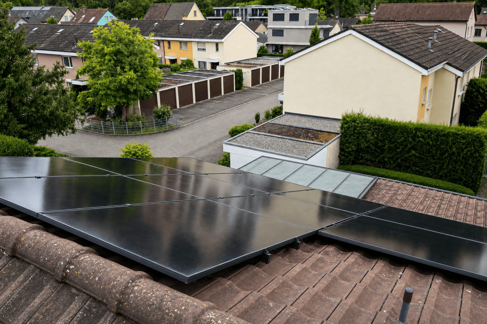 Photovoltaikanlage mit 11 Aiko-Modulen in Reinach