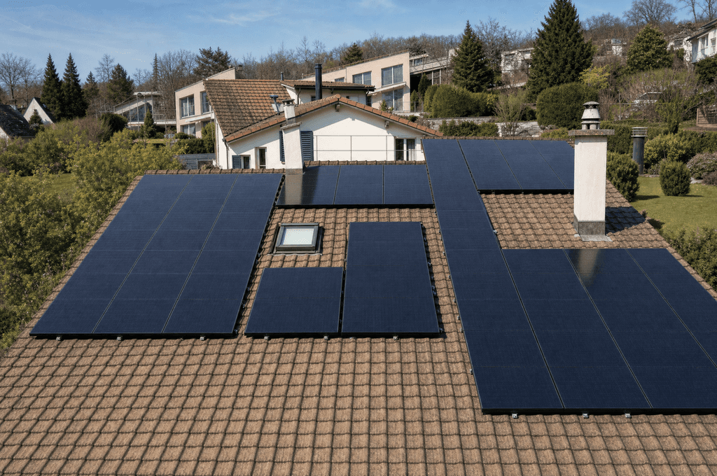 Photovoltaikanlage in Pieterlen aus seitlicher Drohnenperspektive