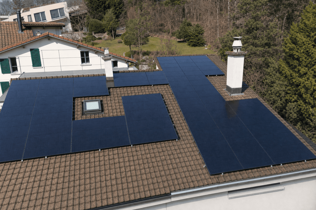 Orbit-Drohnenansicht der Photovoltaikanlage in Pieterlen