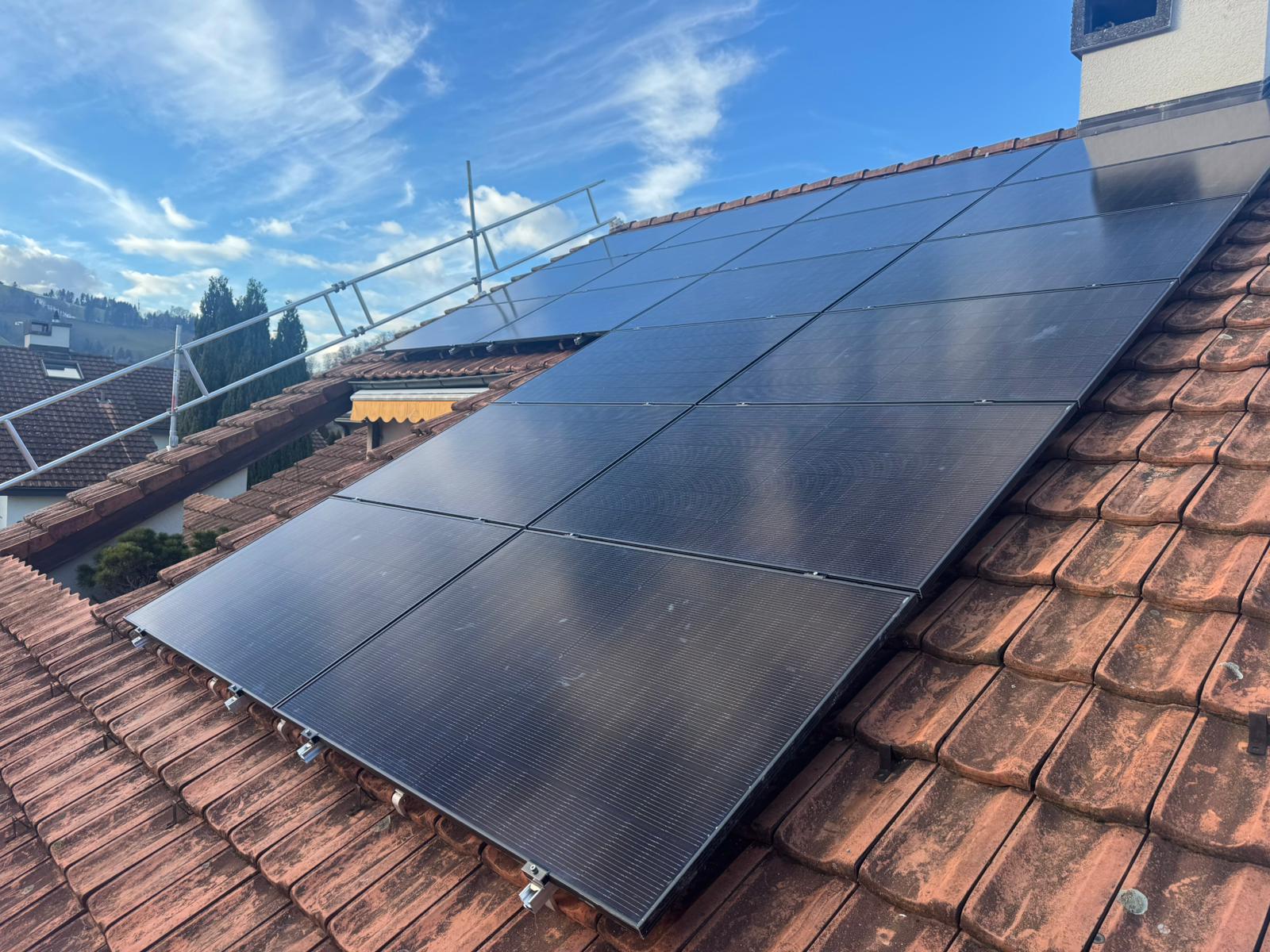 Solarmodule fachgerecht montiert — Detailansicht Befestigung auf Dach