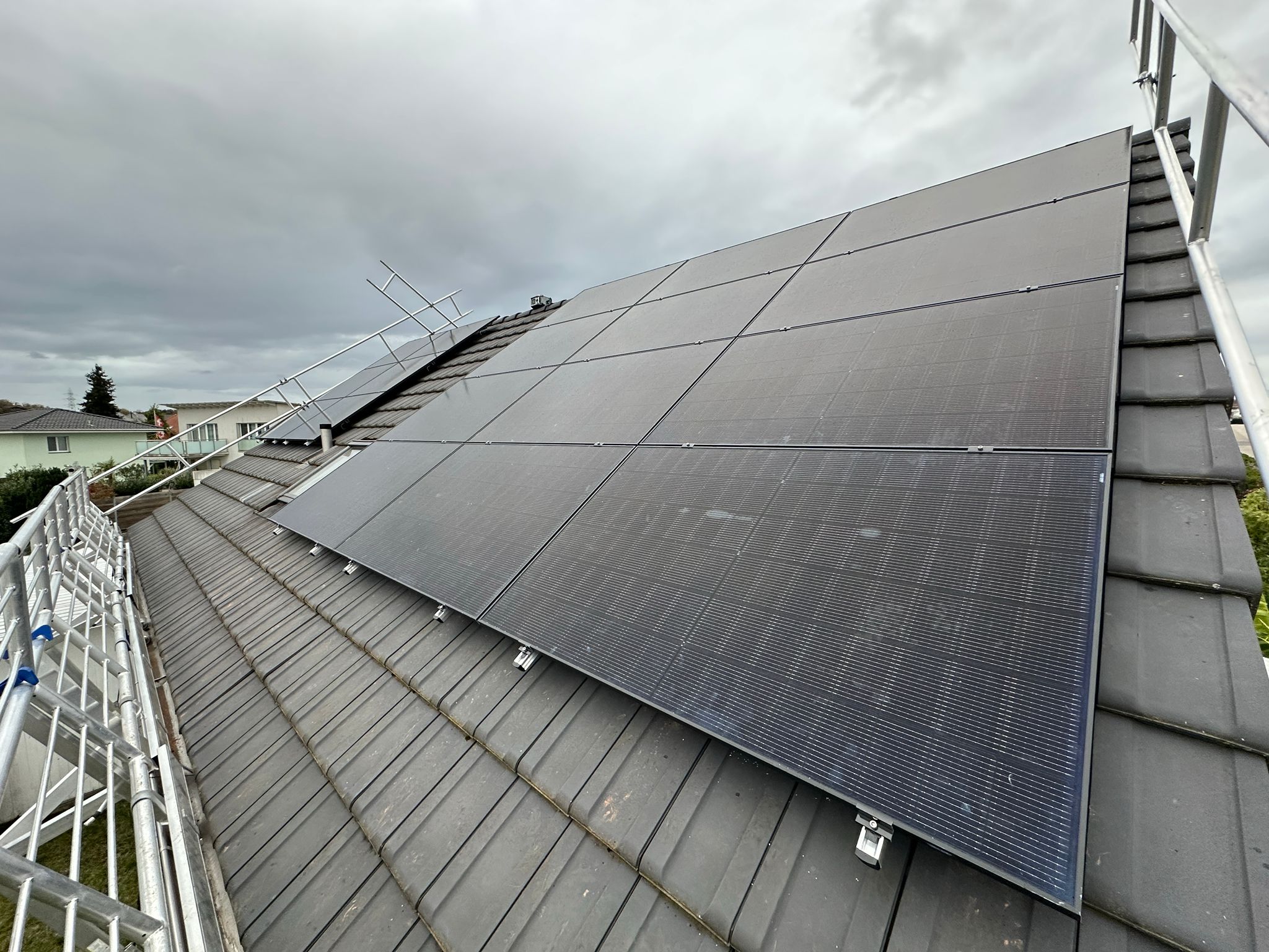 Photovoltaik-Grossanlage auf Dach — Referenzprojekt AlpenEnergie Baselland