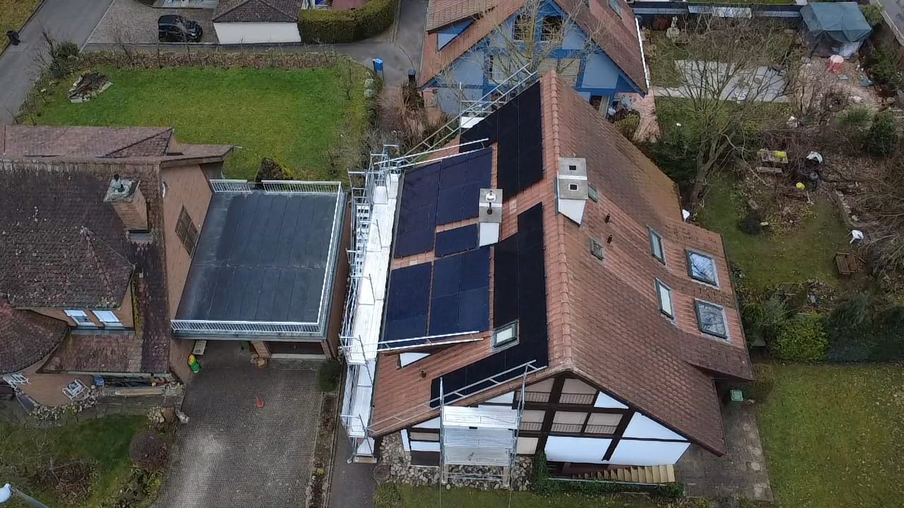 Solaranlage auf Mehrfamilienhaus — Luftaufnahme AlpenEnergie Projekt